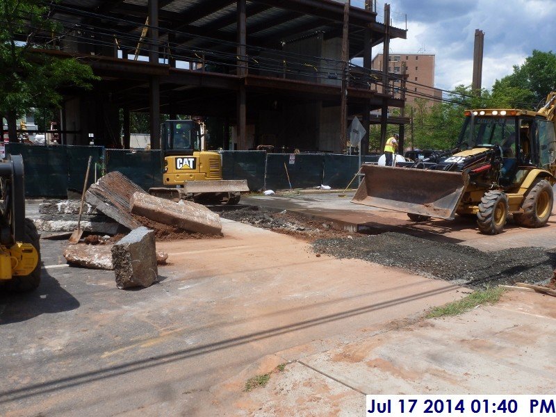 Excavating across Rahway Ave. Facing North (800x600)